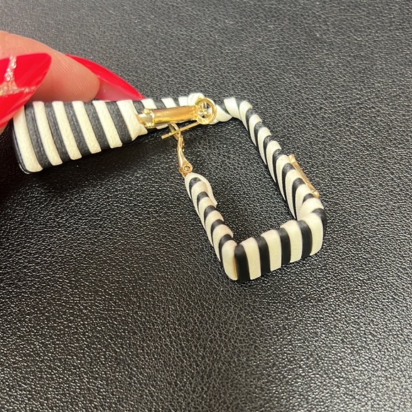 Earrings. - Picture 3 of 4